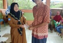 Pemdes Tik Sirong bagikan BLT kepada 35 KPM Anggaran dari DD Tahun 2025.