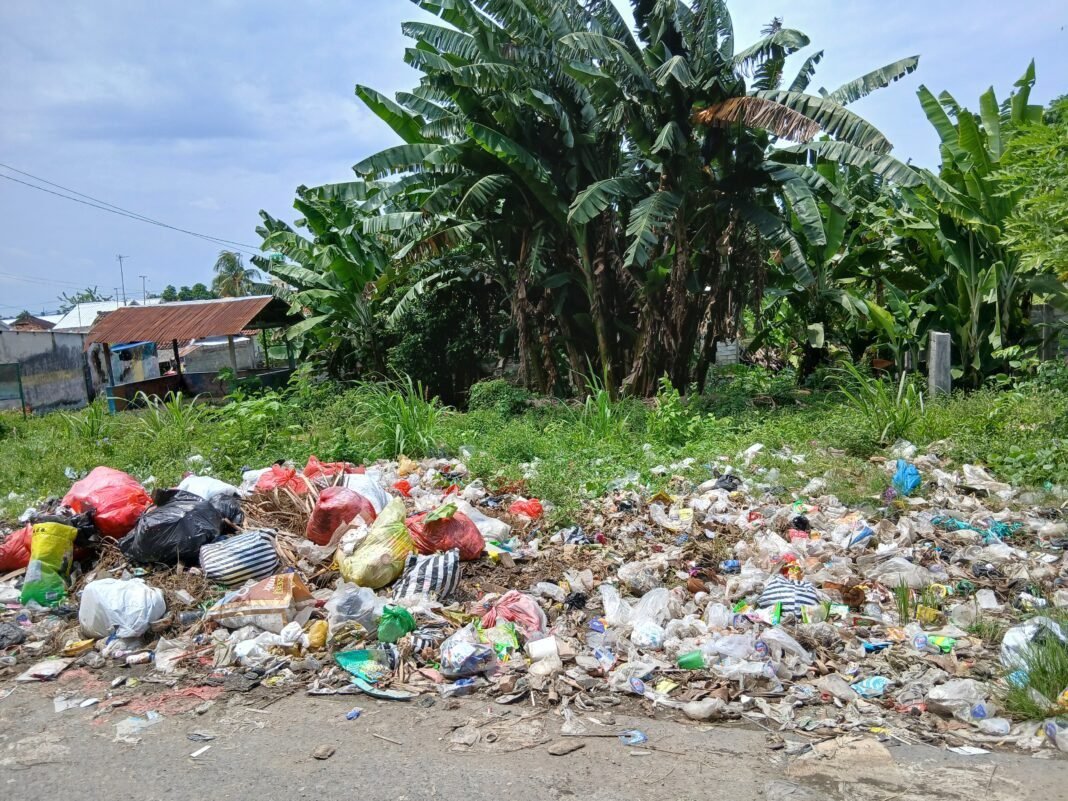 Sampah Berserakan di Pinggir Jalan Karang Genteng, Warga Soroti Sikap Acuh Pemerintah Sampah Berserakan di Pinggir Jalan Karang Genteng, Warga Soroti Sikap Acuh Pemerintah