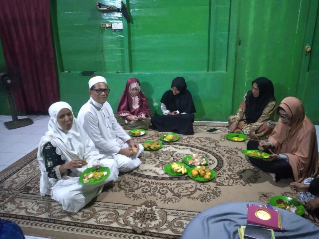 Yasinan maĺam jumat bertepatan satu tahun telah meninggal nya Almarhumah Poniatun binti Sadiran yatno Yasinan maĺam jumat bertepatan satu tahun telah meninggal nya Almarhumah Poniatun binti Sadiran yatno