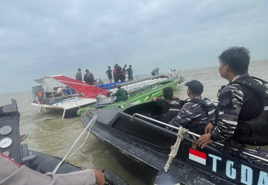 Lanal TBK Kodaeral IV Sigap Evakuasi Crew SB Srikandi Express Yang Tenggelam Di Perairan Laut Karimun Lanal TBK Kodaeral IV Sigap Evakuasi Crew SB Srikandi Express Yang Tenggelam Di Perairan Laut Karimun