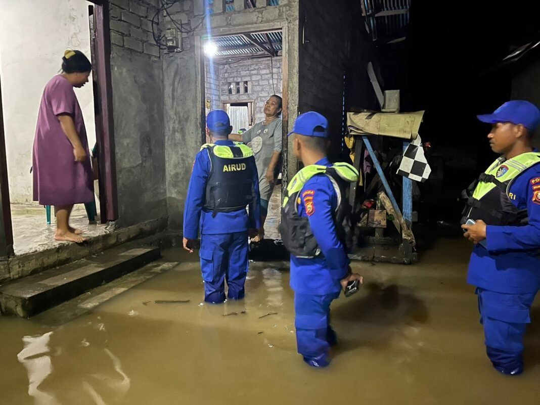 Bantu Warga Terdampak Banjir, Polri Turun Langsung ke Lokasi Bantu Warga Terdampak Banjir, Polri Turun Langsung ke Lokasi