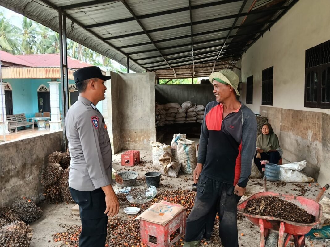 Bhabinkamtibmas Polsek Tanjung Pura Jalin Kedekatan Lewat Sambang Warga Bhabinkamtibmas Polsek Tanjung Pura Jalin Kedekatan Lewat Sambang Warga