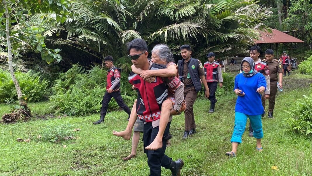 Banjir di Desa Pumadada, Polisi Gerak Cepat Evakuasi Masyarakat Banjir di Desa Pumadada, Polisi Gerak Cepat Evakuasi Masyarakat