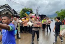 Polisi Salurkan Bantuan Sembako kepada Warga Terdampak Banjir di Halmahera Barat
