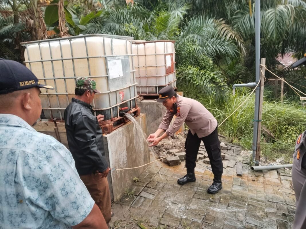 Kapolres Langkat Salurkan Bantuan Sumur Bor untuk Warga Bukit Jengkol Pangkalan Susu Kapolres Langkat Salurkan Bantuan Sumur Bor untuk Warga Bukit Jengkol Pangkalan Susu
