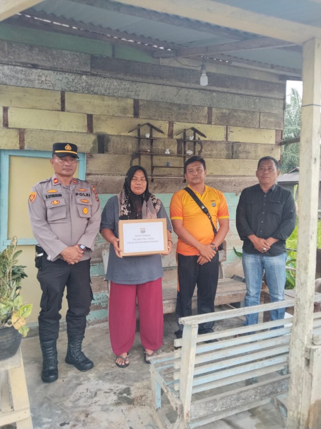 Polsek Pangkalan Susu Gelar Bakti Sosial, Salurkan Sembako kepada Warga Kurang Mampu Polsek Pangkalan Susu Gelar Bakti Sosial, Salurkan Sembako kepada Warga Kurang Mampu