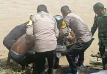 Polisi Bantu Warga Seberangi Sungai Setelah Jembatan Bobisingo Ambruk Diterjang Banjir