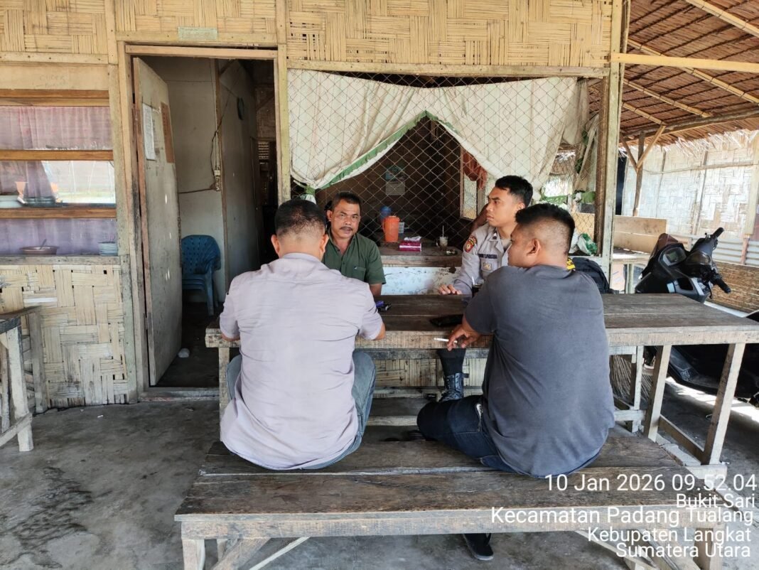 Bhabinkamtibmas Polsek Padang Tualang Sambangi Warga Desa Bukit Sari, Sampaikan Pesan Kamtibmas Bhabinkamtibmas Polsek Padang Tualang Sambangi Warga Desa Bukit Sari, Sampaikan Pesan Kamtibmas