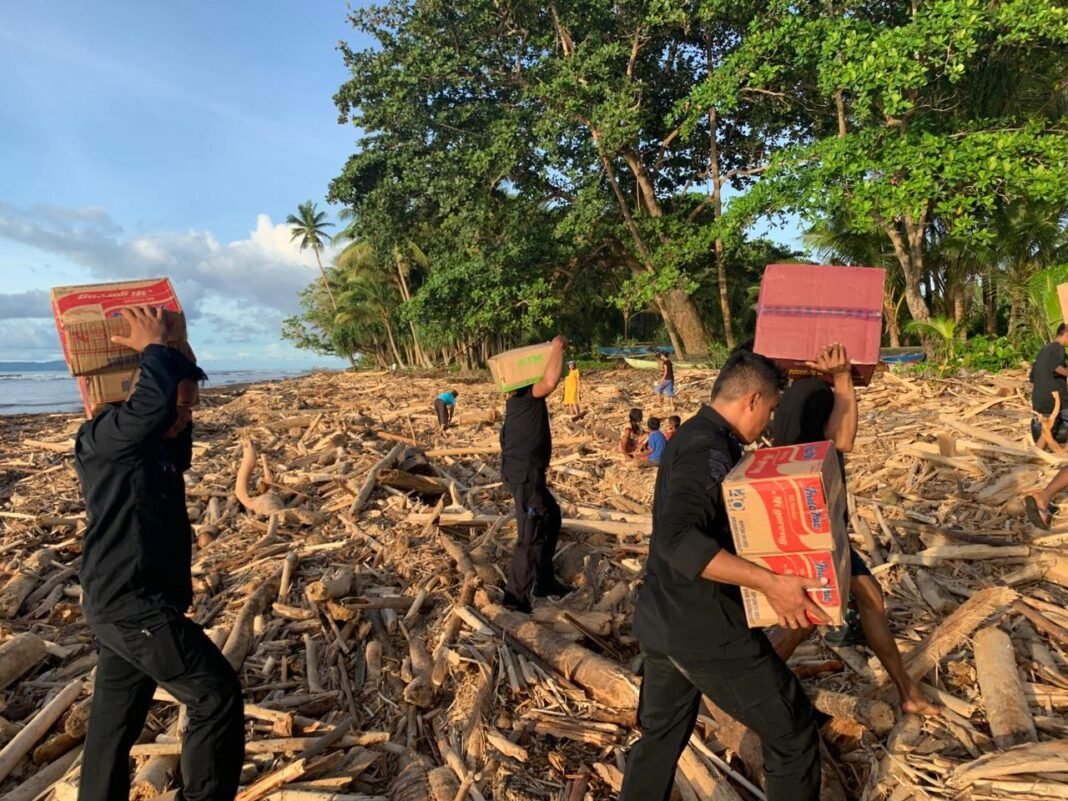 Polri Hadir di Tengah Bencana, Personel Gabungan Siaga Bantu Warga Loloda Utara Polri Hadir di Tengah Bencana, Personel Gabungan Siaga Bantu Warga Loloda Utara