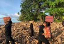 Polri Hadir di Tengah Bencana, Personel Gabungan Siaga Bantu Warga Loloda Utara