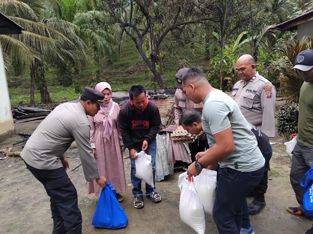 Polsek Salapian Salurkan Bantuan Sosial kepada Korban Kebakaran Rumah di Lau Tepu Polsek Salapian Salurkan Bantuan Sosial kepada Korban Kebakaran Rumah di Lau Tepu