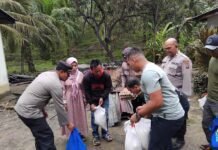 Polsek Salapian Salurkan Bantuan Sosial kepada Korban Kebakaran Rumah di Lau Tepu