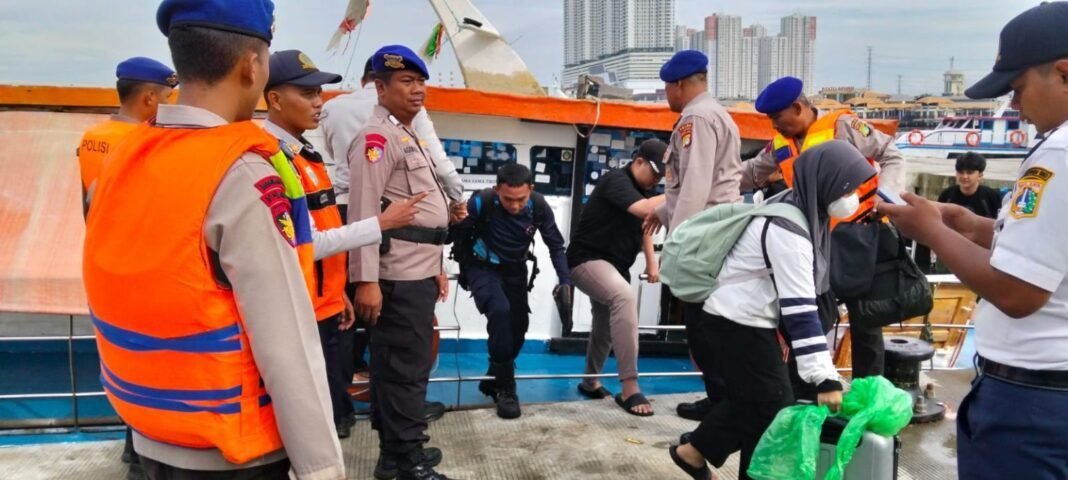 Ditpolairud Polda Metro Jaya Evakuasi 17 Penumpang Kapal KM BIMA Mati Mesin di Perairan Onrust Ditpolairud Polda Metro Jaya Evakuasi 17 Penumpang Kapal KM BIMA Mati Mesin di Perairan Onrust