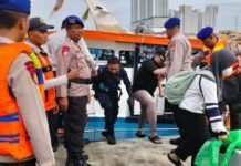 Ditpolairud Polda Metro Jaya Evakuasi 17 Penumpang Kapal KM BIMA Mati Mesin di Perairan Onrust