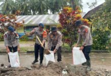 Banjir Susulan, Polisi Bahu-Membahu Bangun Tanggul Darurat Demi Lindungi Warga Doitia