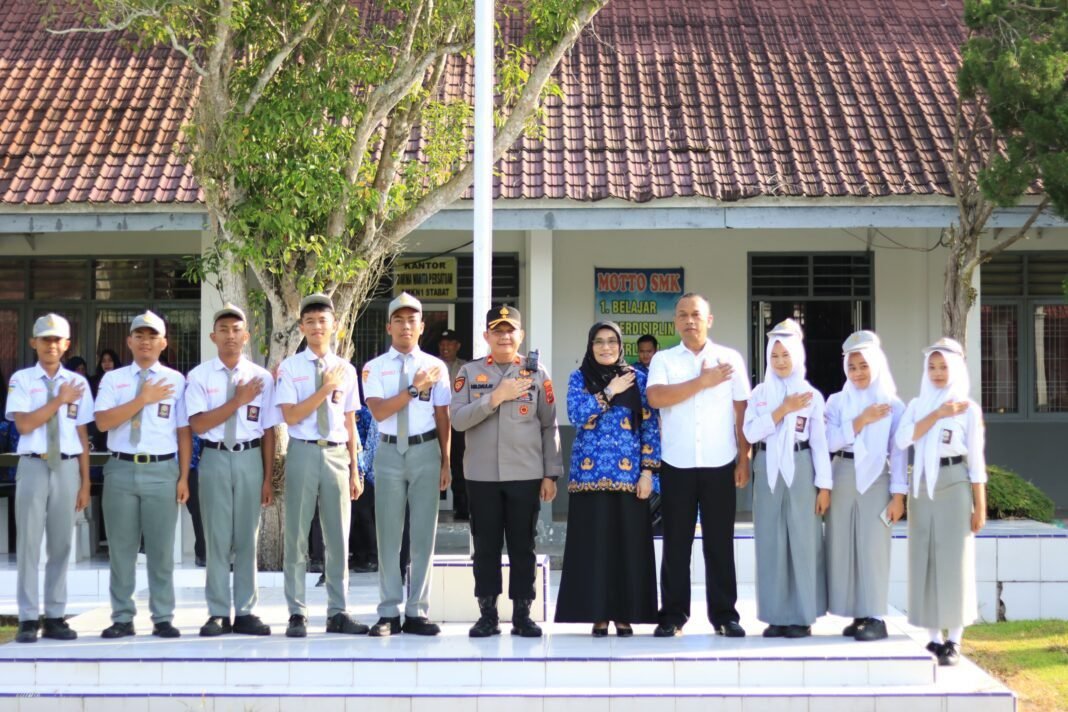 Polsek Tanjung Pura Laksanakan Program Police Go To School di SMK Negeri 1 Tanjung Pura Polsek Tanjung Pura Laksanakan Program Police Go To School di SMK Negeri 1 Tanjung Pura