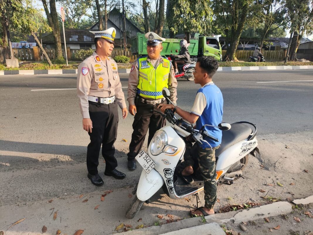 Sat Lantas Polres Langkat Tingkatkan Pengawasan Lalu Lintas, Tekankan Keselamatan sebagai Kebutuhan Bersama Sat Lantas Polres Langkat Tingkatkan Pengawasan Lalu Lintas, Tekankan Keselamatan sebagai Kebutuhan Bersama