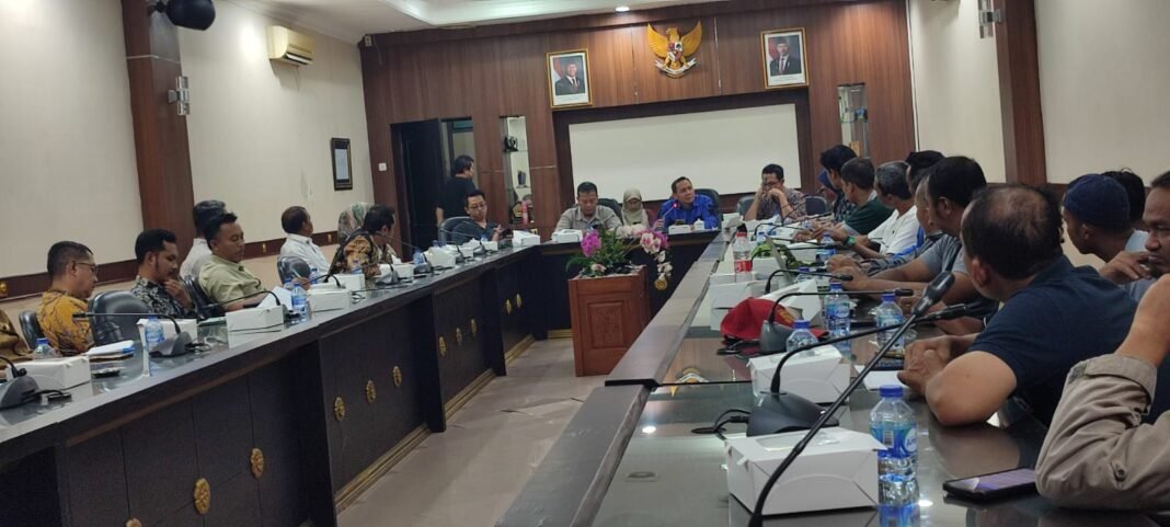 Warga Villa Indah Tegal Besar II Suarakan Keluhan Banjir dalam Hearing DPRD Jember Warga Villa Indah Tegal Besar II Suarakan Keluhan Banjir dalam Hearing DPRD Jember