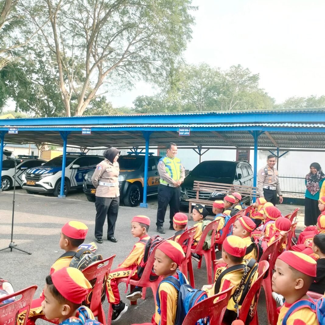 Satlantas Polres Langkat Edukasi Anak-Anak Soal Tertib Lalu Lintas Satlantas Polres Langkat Edukasi Anak-Anak Soal Tertib Lalu Lintas