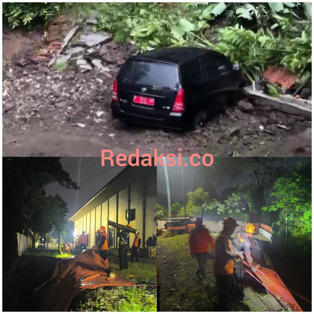 Tembok GOR Kaliwates Ambrol Diterjang Longsor, Mobil Dinas Kominfo Jember Terjun ke Jurang Tembok GOR Kaliwates Ambrol Diterjang Longsor, Mobil Dinas Kominfo Jember Terjun ke Jurang