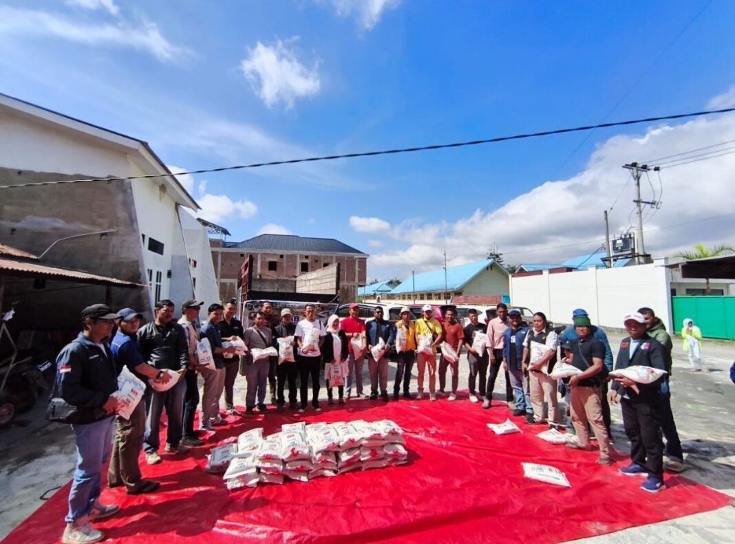 Jurnalis Aceh Barat Antar Bantuan Kemanusiaan ke Aceh Tengah Jurnalis Aceh Barat Antar Bantuan Kemanusiaan ke Aceh Tengah