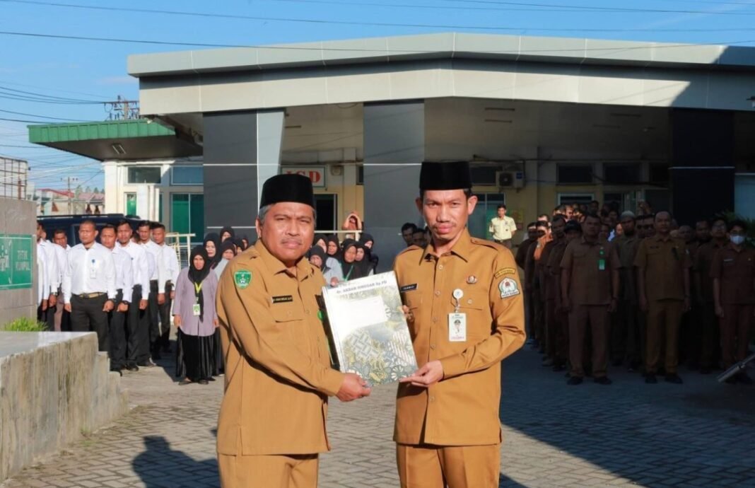 Selesai Pimpin Apel Pagi, Bupati Tarmizi Serahkan SK Plt Direktur RSUD Cut Nyak Dhien Kepada dr Akbar Selesai Pimpin Apel Pagi, Bupati Tarmizi Serahkan SK Plt Direktur RSUD Cut Nyak Dhien Kepada dr Akbar