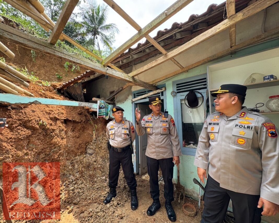 Kapolres Purworejo Imbau Warga Waspada Cuaca Ekstrem Saat Tinjau Lokasi Terdampak Longsor Kapolres Purworejo Imbau Warga Waspada Cuaca Ekstrem Saat Tinjau Lokasi Terdampak Longsor
