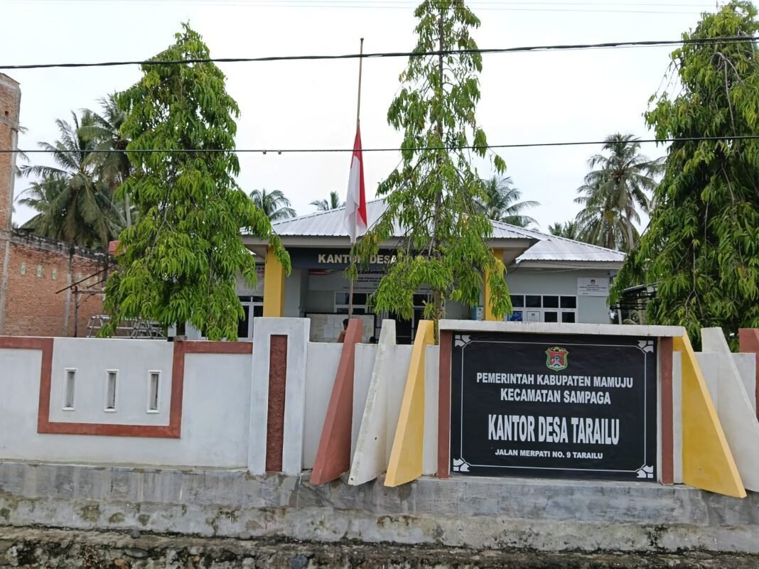 Pemdes Tarailu Kibarkan Bendera Setengah Tiang, Hormati Jasa Mayjen TNI (Purn) Salim S. Mengga Pemdes Tarailu Kibarkan Bendera Setengah Tiang, Hormati Jasa Mayjen TNI (Purn) Salim S. Mengga