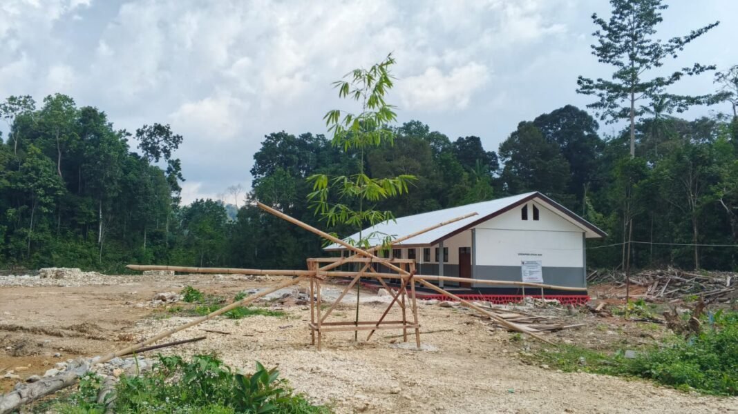 Selang Tiga Minggu, Pemalangan Gedung Sekolah di Kramomongga Tak Ada Kepastian Penyelesaian. Selang Tiga Minggu, Pemalangan Gedung Sekolah di Kramomongga Tak Ada Kepastian Penyelesaian.