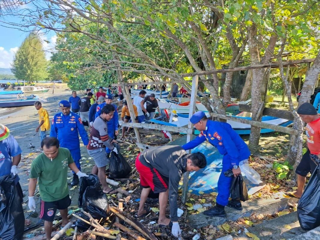 Jaga Kelestarian Laut, Polairud Marnit Morotai Bersama Nelayan Gelar Aksi Bersih Pesisir Jaga Kelestarian Laut, Polairud Marnit Morotai Bersama Nelayan Gelar Aksi Bersih Pesisir