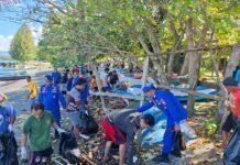 Jaga Kelestarian Laut, Polairud Marnit Morotai Bersama Nelayan Gelar Aksi Bersih Pesisir