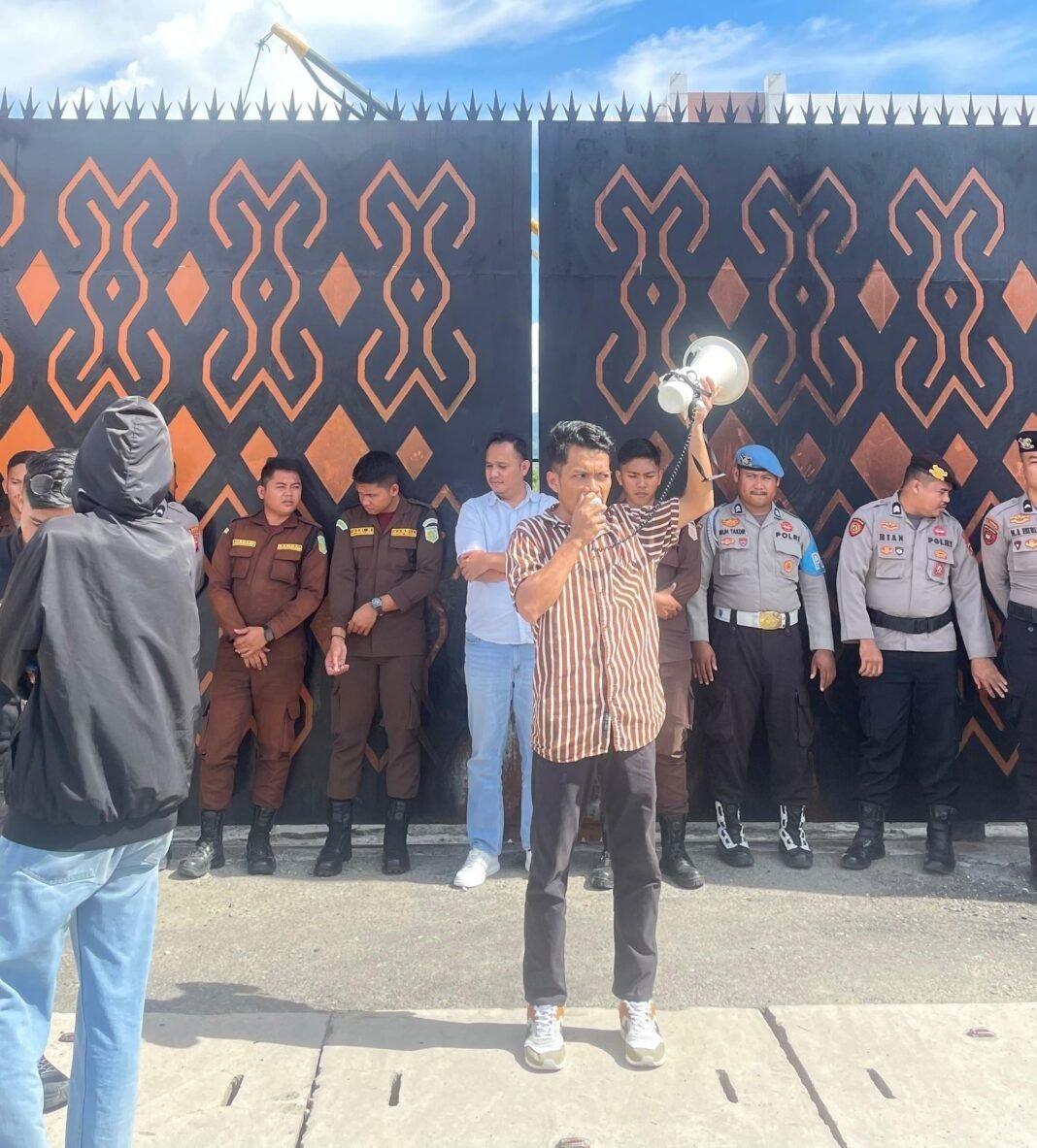 Dana Pemilu Dipertanyakan, Mahasiswa Seret KPU Sulbar ke Meja Hukum Dana Pemilu Dipertanyakan, Mahasiswa Seret KPU Sulbar ke Meja Hukum