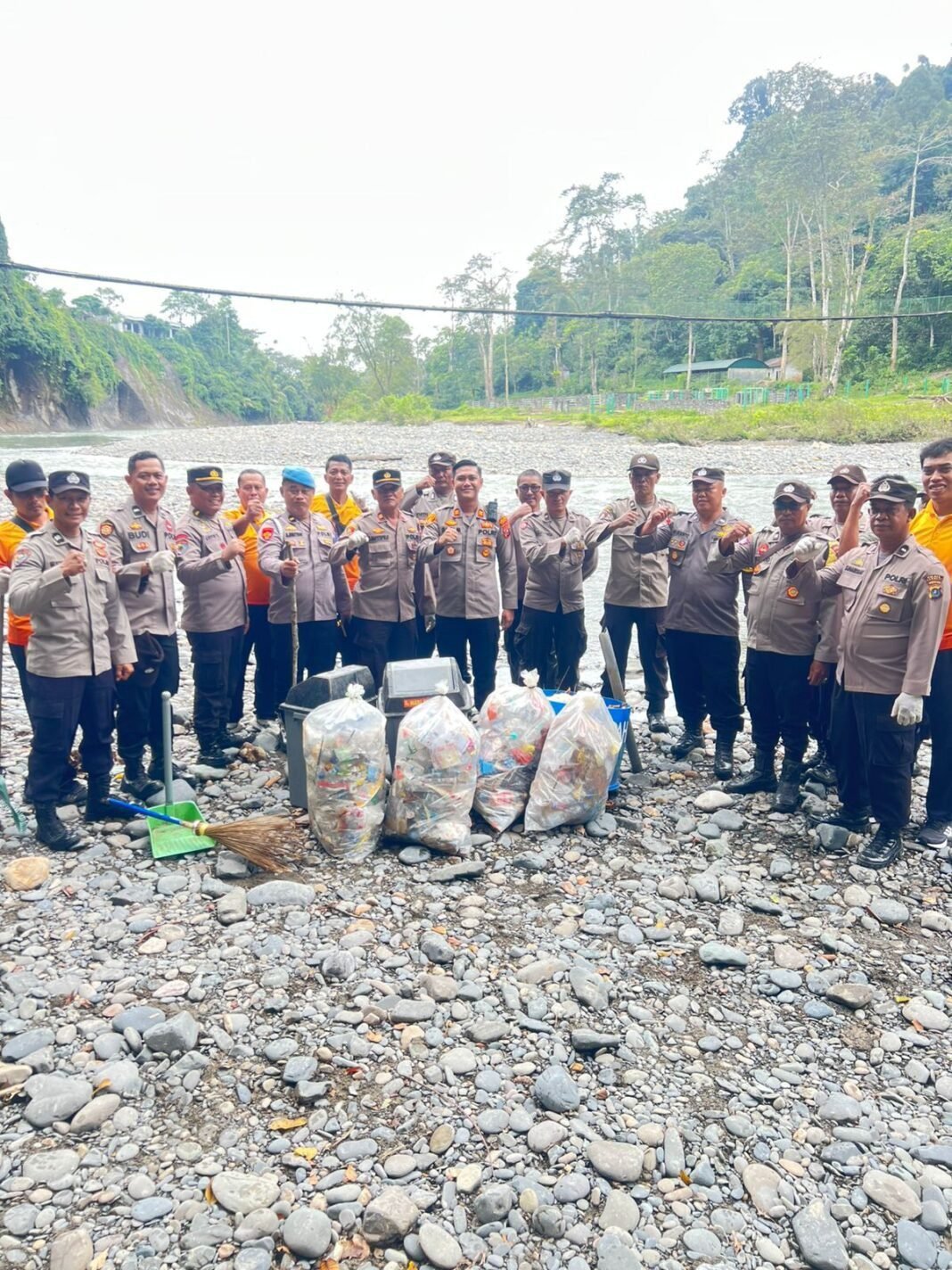Polsek Padang Tualang Gotong Royong Bersihkan Ekowisata Tangkahan, Warga Apresiasi Kepedulian Polri Polsek Padang Tualang Gotong Royong Bersihkan Ekowisata Tangkahan, Warga Apresiasi Kepedulian Polri