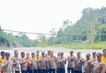 Polsek Padang Tualang Gotong Royong Bersihkan Ekowisata Tangkahan, Warga Apresiasi Kepedulian Polri