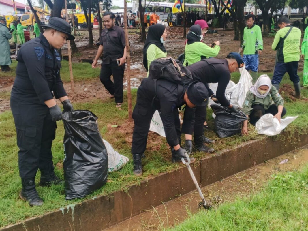 Brimob Metro Jaya Gelar Kerja Bakti “Jaga Jakarta Bersih” di Danau Cincin, Jakarta Utara Brimob Metro Jaya Gelar Kerja Bakti “Jaga Jakarta Bersih” di Danau Cincin, Jakarta Utara