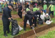 Brimob Metro Jaya Gelar Kerja Bakti “Jaga Jakarta Bersih” di Danau Cincin, Jakarta Utara