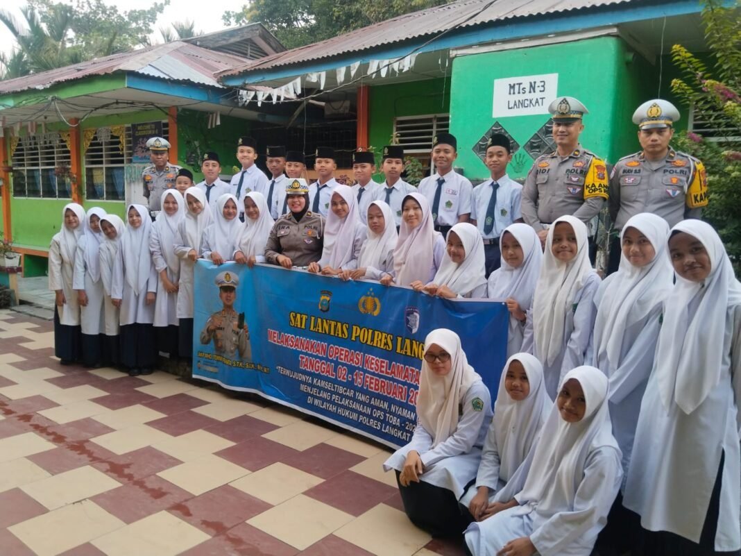 Sat Lantas Polres Langkat “Goes to School” di MTsN 3 Langkat, Bangun Budaya Tertib Berlalu Lintas Sejak Dini Sat Lantas Polres Langkat “Goes to School” di MTsN 3 Langkat, Bangun Budaya Tertib Berlalu Lintas Sejak Dini