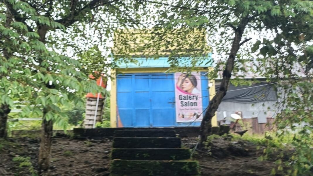 Warga Mamuju Resah, Galeri Salon Diduga Beroperasi Tak Lazim di Lingkungan Pendidikan Warga Mamuju Resah, Galeri Salon Diduga Beroperasi Tak Lazim di Lingkungan Pendidikan