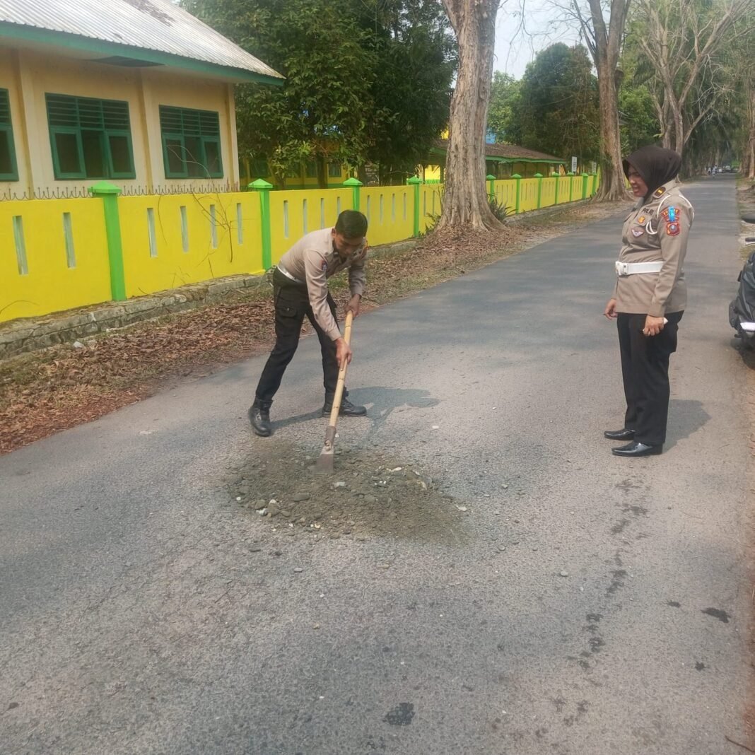 Sat Lantas Polres Langkat Gerak Cepat Tutup Jalan Berlubang, Fokus Cegah Risiko Kecelakaan Sat Lantas Polres Langkat Gerak Cepat Tutup Jalan Berlubang, Fokus Cegah Risiko Kecelakaan