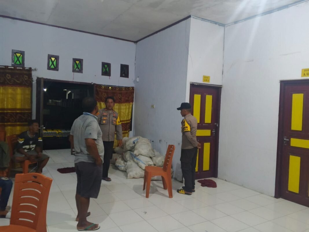 Jelang Ramadhan, Polsek Mangoli Timur Amankan Ratusan Botol Miras Jelang Ramadhan, Polsek Mangoli Timur Amankan Ratusan Botol Miras