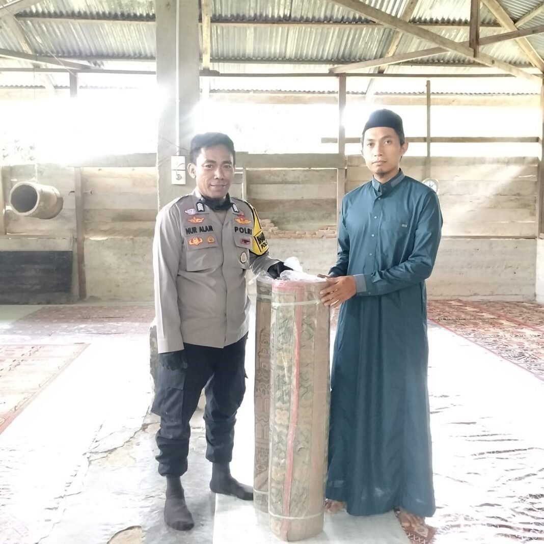 Bhabinkamtibmas Polsek Mambi Serahkan Bantuan Karpet Masjid dan Ajak Warga Jaga Kamtibmas di Mehalaan Barat Bhabinkamtibmas Polsek Mambi Serahkan Bantuan Karpet Masjid dan Ajak Warga Jaga Kamtibmas di Mehalaan Barat