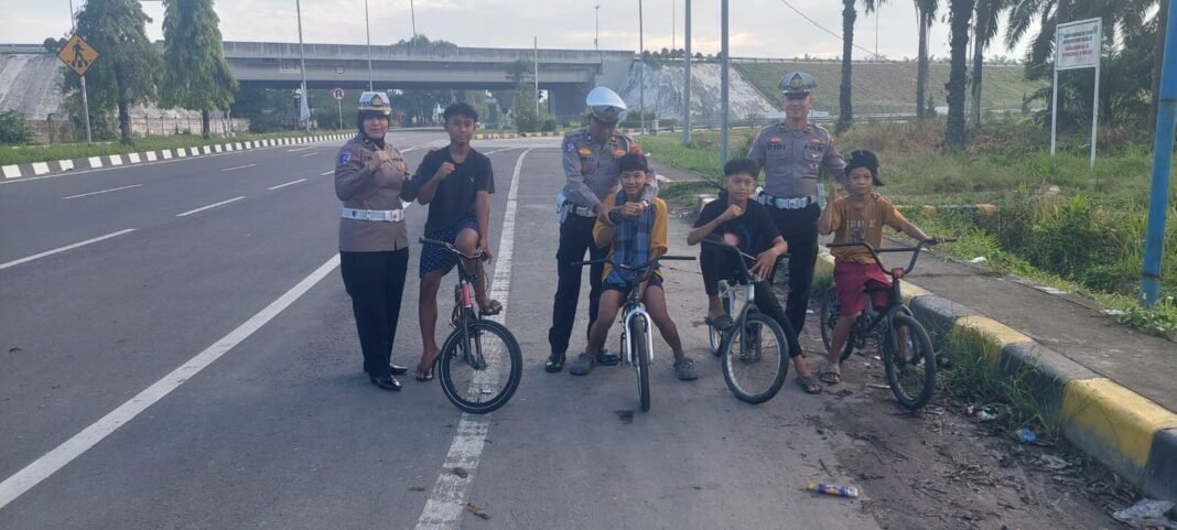 Satlantas Polres Langkat Intensifkan Edukasi “Asmara Subuh” di Stabat, Tekan Risiko Laka Lantas Satlantas Polres Langkat Intensifkan Edukasi “Asmara Subuh” di Stabat, Tekan Risiko Laka Lantas