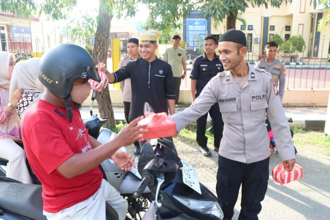 *Senyum Warga Sula Terima Takjil dari Pak Polisi dan Abang Ojek* *Senyum Warga Sula Terima Takjil dari Pak Polisi dan Abang Ojek*