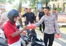 *Senyum Warga Sula Terima Takjil dari Pak Polisi dan Abang Ojek*