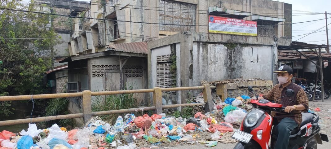 Jembatan Di Aek Nabara Jadi Tempat Sampah Jembatan Di Aek Nabara Jadi Tempat Sampah