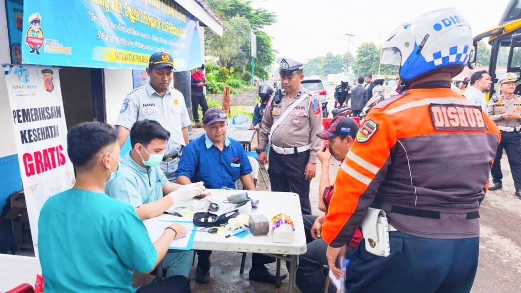 Pastikan Angkutan Umum Aman, Satlantas Polres Purwakarta Gelar Ramp Check dan Tes Alkohol di Cikopo Pastikan Angkutan Umum Aman, Satlantas Polres Purwakarta Gelar Ramp Check dan Tes Alkohol di Cikopo