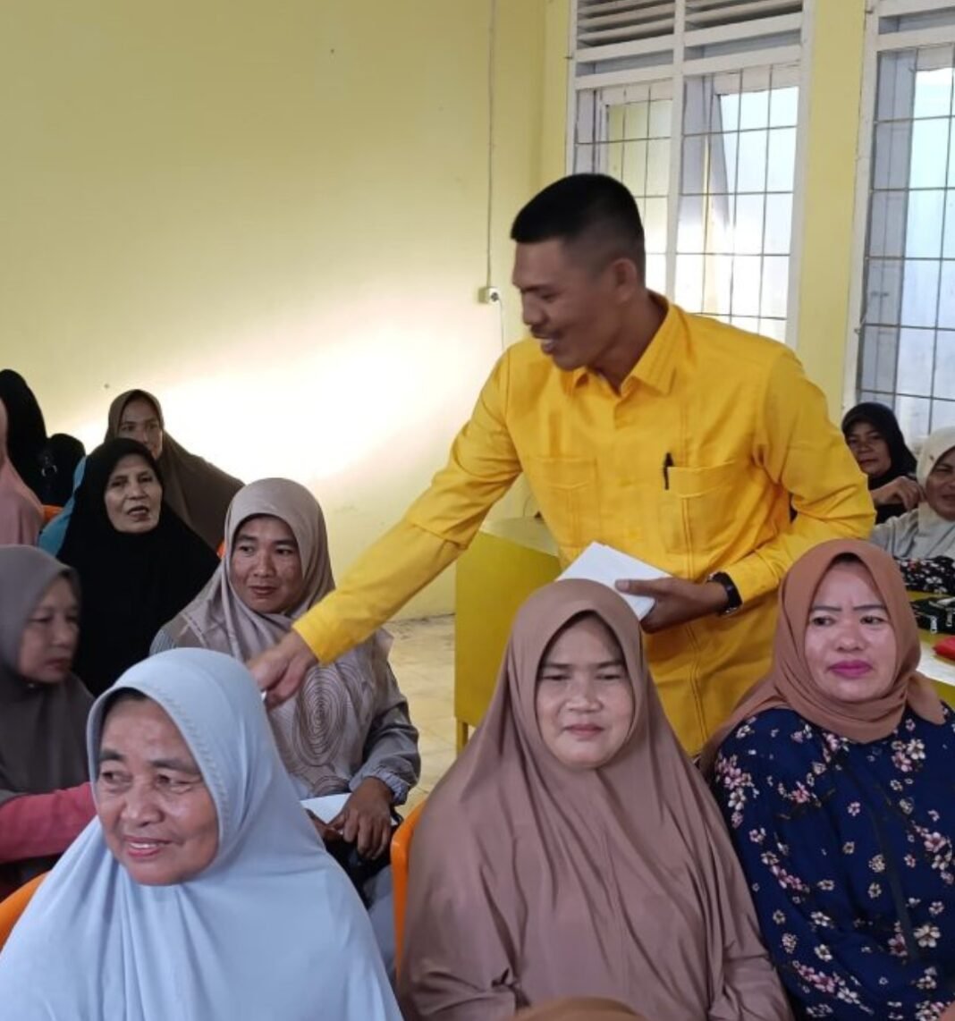 Jelang Ramadhan, Mustafa Gaseu Bagikan Bantuan Sosial Kepada Puluhan Penyapu Jalan Jelang Ramadhan, Mustafa Gaseu Bagikan Bantuan Sosial Kepada Puluhan Penyapu Jalan