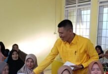 Jelang Ramadhan, Mustafa Gaseu Bagikan Bantuan Sosial Kepada Puluhan Penyapu Jalan