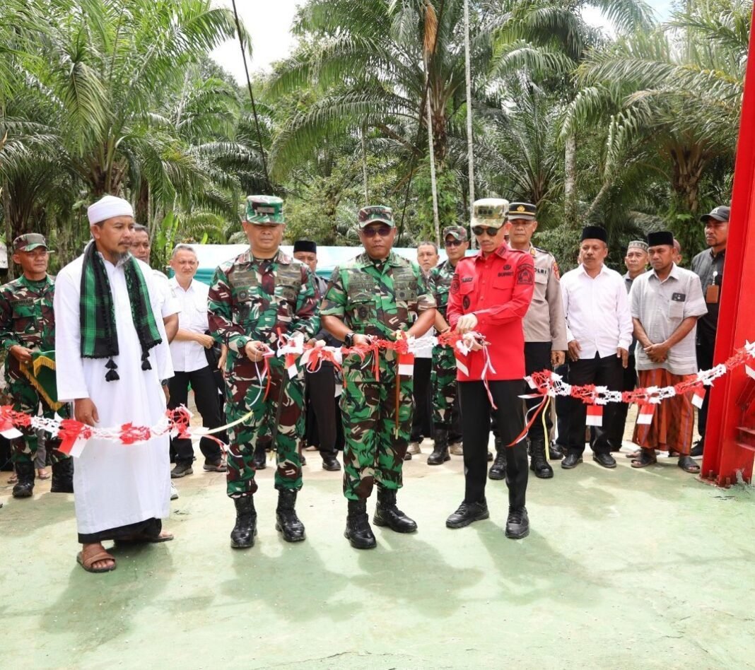 Bersama Danrem,Bupati Tarmizi Resmikan Jembatan Gantung Penghubung Gampong Tungkop Di Sungai Mas Bersama Danrem,Bupati Tarmizi Resmikan Jembatan Gantung Penghubung Gampong Tungkop Di Sungai Mas