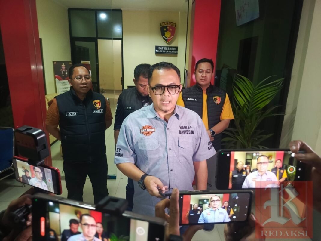 Aksi Viral Berakhir di Jeruji Besi: Polres Purwakarta Ringkus Pencuri Kotak Amal Masjid Aksi Viral Berakhir di Jeruji Besi: Polres Purwakarta Ringkus Pencuri Kotak Amal Masjid